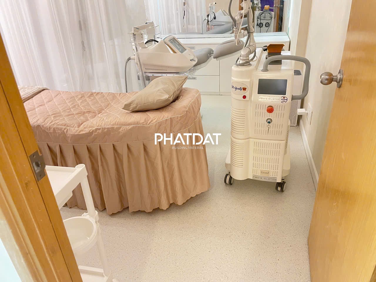 thảm sàn vinyl kháng khuẩn tại Ted's Clinic saigon